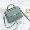 Elegante bolso de mano verde salvia en cuero sintético con hebilla dorada y bandolera - Verde