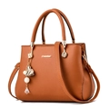 Sac à main marron en cuir litchi avec doubles poignées, bandoulière et pendentif perle - Orange