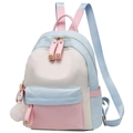 Zaino in nylon con patchwork blu, rosa e bianco e ciondolo a sfera di peluche - Blu