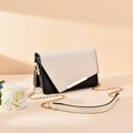 Bolso bandolera chic en beige y negro con cadena dorada y detalle de solapa - Blanco/Negro