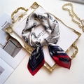 Eleganter Seidenschal mit Vintage-Kutschenprint und farbigem geometrischem Rand für Damen - Creme Mit Rot Blauem Patchwork Vintage Kutsche (FJ582-2)