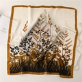 Détail macro du foulard en soie avec imprimé floral de pissenlit et fini satiné - 70*70cm / Style Feuille de Plante Beige (FJ579-2)