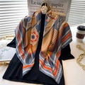 Eleganter 90cm Seiden-Viereckschal mit orangefarbenem Blumendruck und blauem Rand - Orange Blaues Blumenmuster Stil (FN97-1)