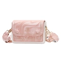 Borsa a tracolla con motivo marmo rosa, ampia fascia in tessuto e dettagli oro - Motivo marmo rosa