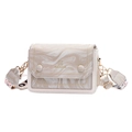 Borsa a tracolla da donna crema con patta effetto marmo e ampia tracolla stampata - Marmo Cachi