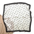 Elegante foulard di seta bianco e nero con stampa di lettere su cardigan cammello - Stampa di Lettere Bianco Sporco (FJ592-1)