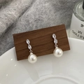Dettaglio di orecchini pendenti con perle eleganti e zirconi scintillanti a taglio marquise - Perla Bianca Zirconia