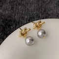 Detail van vintage pareloorknopjes met gouden knoop en grijs glanzende parels - Stud oorbellen / Gouden Knoop Grijze Parel
