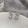 Detailopname van metalen knoopoorbellen met donkergrijze parelhanger details - Oorbellen / Zilveren Knoop Grijze Parel