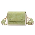 Borsa a tracolla quadrata verde chiaro e bianca con cinturino bohémien e logo a farfalla - Marmo Verde