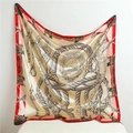 Dettaglio di un grande foulard in raso con motivi equestri, cavalli e catene d'oro - 90*90cm / Motivo Equestre Beige (FT204-1T)