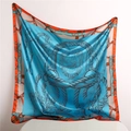 Dettaglio di un foulard in seta con motivo equestre nei colori blu e arancione - 90*90cm / Motivo Equestre Nautico Contrasto Blu Lago (FT204-3T)