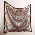 Dettaglio di un grande foulard in seta satinata con motivi equestri di fibbie e cinture - 90*90cm / Motivo Equestre Vintage Oro Champagne (FT204-4T)