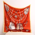 Dettaglio di un foulard in seta rossa con ventagli tradizionali e motivi floreali - Ventaglio Floreale Classico Rosso Cinese (FT235-1T)