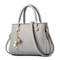 Sac à main gris foncé en cuir grainé avec breloque fleurie dorée et bandoulière - Gris