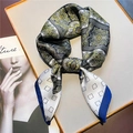 Foulard di seta vintage con motivi paisley blu e oro su un vassoio da esposizione - Bordo Blu Elegante Oro Blu Stile (FJ552-3)