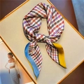 Elegante foulard in seta con motivi geometrici pied-de-poule e bordi a contrasto vivace - Diagonale Geometrica Arancione Viola Nero (FJ547-4)