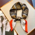 Elegante foulard in seta 70cm con motivo paisley e quadrati geometrici con finitura satin - Bordo Arancio Zenzero Patchwork Stile (FJ552-4)