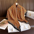 Elegante foulard in seta floreale arancione e nero drappeggiato su t-shirt bianca - Floreale Arancione Colorblock (FN95-1)