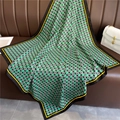 Dettaglio di sciarpa quadrata in seta con motivi a trifoglio verde e bordi a contrasto - Floreale Verde Colorblock (FN95-4)
