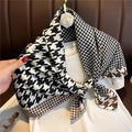 Foulard in seta pied-de-poule bianco e nero con bordo marrone indossato su maglia bianca - Stile Pied de Poule Patchwork Caffè Nero Bianco (FN86-2)