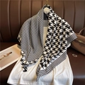 Sciarpa classica in seta pied de poule bianco e nero drappeggiata su camicia - Stile Patchwork Pied de Poule Bianco e Nero Classico (FN86-1)