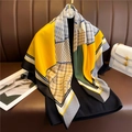 Dettaglio di un foulard in seta geometrico multicolore su maglieria nera con motivi equestri - 90x90cm / Stile Geometrico Color Block Giallo Verde (FN83-2)