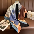 Pañuelo de seda de 90cm con bloques geométricos y cuadros sobre un suéter - 90x90cm / Estilo Moderno de Bloques de Color Azul Naranja (FN83-3)