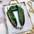 Detalle de bufanda de seda floral con borde de leopardo y colgantes de bola de strass - Verde Oscuro Leopardo (WLD-2)