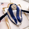 Sciarpa in seta blu scuro con spilla a camelia e fibbia magnetica in cristallo elegante - Stile Camelia con Motivo a G Geometrico Blu Scuro (LN-24)