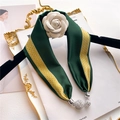 Dettaglio di sciarpa in seta verde scuro con camelia bianca e ciondolo strass - Stile Camelia con Motivo a Meandro Verde Scuro (LN-25)