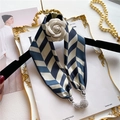 Dettaglio foulard in seta blu navy con fiore di camelia e ciondoli con strass lucidi - Stile Camelia a Spina di Pesce Blu Navy (LN-16)