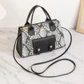 Elegante borsa a tracolla stampa serpente con manici neri e tasca frontale - Fantasia pitonata