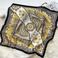 Dettaglio della trama satinata con motivo paisley su fondo in peluche bianco - 70x70cm / Zenzero Grigio Nero Paisley (FJ502-2)