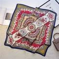 Dettaglio di un foulard in seta bohémien con motivo paisley su un morbido tappeto beige - 70x70cm / Beige Blu Marrone Paisley (FJ502-4)