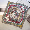 Dettaglio di un foulard in seta con stampa paisley boho su uno sfondo morbido e curato - 70x70cm / Rosso Verde Giallo Multicolore Paisley (FJ502-5)