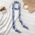 Détail d'un foulard étroit en soie à fleurs bleues assorti à une robe nuisette en satin - Fleur Oiseau Bleu Gris (LJ16-120) / 190x5cm