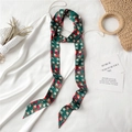 Détail d'un foulard étroit à imprimé géométrique porté sur une robe en satin blanc - Géométrique Abstrait Vert Rouge (LJ16-92) / 190x5cm
