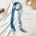 Détail d'un foulard étroit à imprimé floral stylisé sur une robe en soie blanche élégante - Base Bleue Sakura Blanc (LJ16-97) / 190x5cm