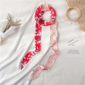 Détail d'un foulard twilly rouge à fleurs noué sur une robe en satin blanc élégante - Vague de Prunier Rouge (LJ16-99) / 190x5cm