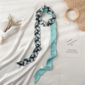 Mise à plat d'un foulard étroit à fleurs avec robe en satin blanc et sac en paille - Floral Noir Vert Menthe (LJ16-101) / 190x5cm