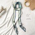Détail d'un foulard étroit à fleurs associé à une robe blanche pour un look de vacances - Portrait Floral Vert Clair (LJ16-102) / 190x5cm