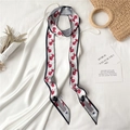 Détail d'un foulard étroit en soie à imprimé floral rouge noué sur une robe en satin blanc - Portrait Floral Blanc Rouge (LJ16-103) / 190x5cm