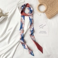 Détail d'un foulard étroit à imprimé floral sur une robe en satin blanc avec un sac en paille - Bleu Violet Rouge Brique (LJ16-105) / 190x5cm