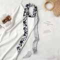Détail d'un foulard twilly en satin à fleurs et motifs losanges sur robe blanche - Rhombus Floral Noir (LJ16-108) / 190x5cm