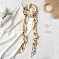 Détail d'un foulard étroit à imprimé orange associé à une robe en satin blanc - Feuille d'Agrumes Orange (LJ16-113) / 190x5cm