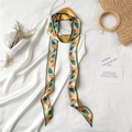 Détail d'un foulard étroit Twilly à imprimé oranges sur une robe en satin perle - Bord Vert Agrumes (LJ16-114) / 190x5cm