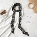 Détail d'un foulard étroit en satin à motif grue sur un caraco blanc élégant - Ondulation de Grue sur Base Noire (LJ16-117) / 190x5cm