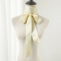 Dettaglio di una sciarpa stretta in seta beige annodata a fiocco su un manichino con raso - Beige (LJ16-60)