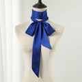 Dettaglio di un foulard di seta blu navy annodato a fiocco su un manichino da sarta - Blu Navy (LJ16-61)